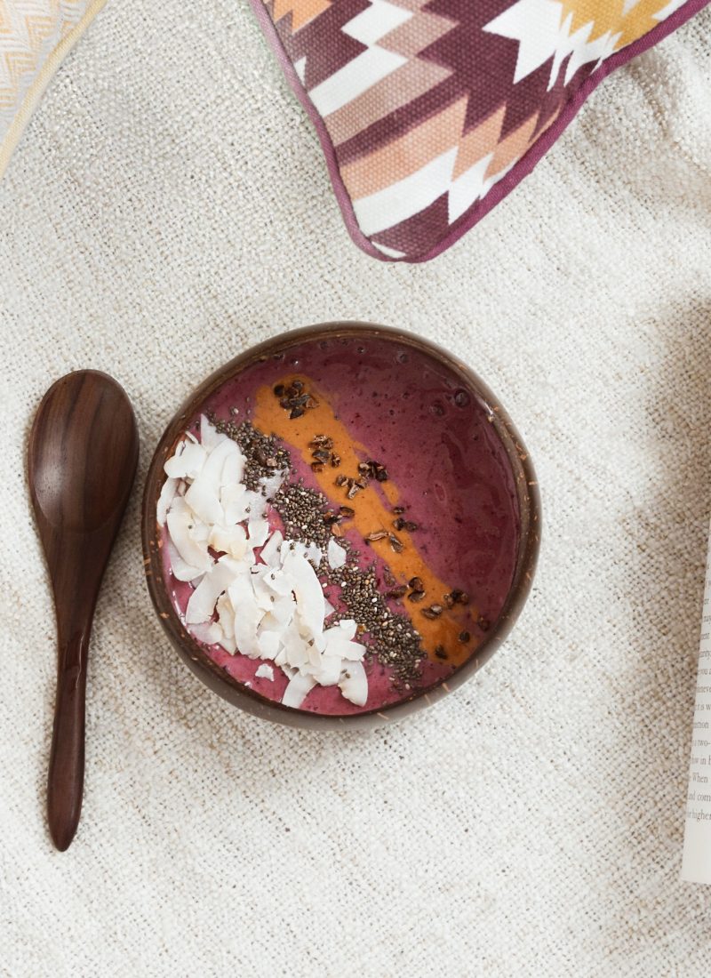 Banana berry smoothie bowl